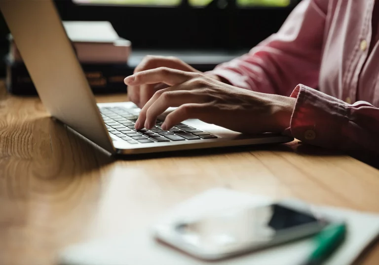 Main de femme qui tape au clavier