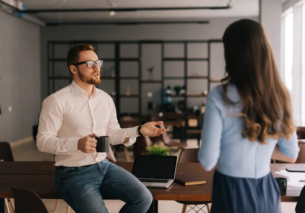 Personne buvant un café au travail